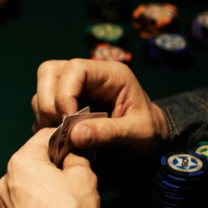 Pozicionet e tryezës së pokerit të shpjeguara
